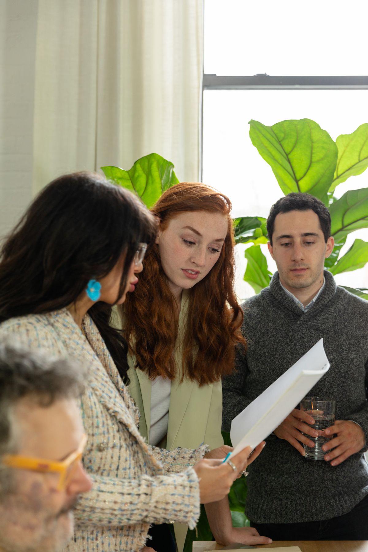 Equipo consultor revisando documentos y resultados de gestión